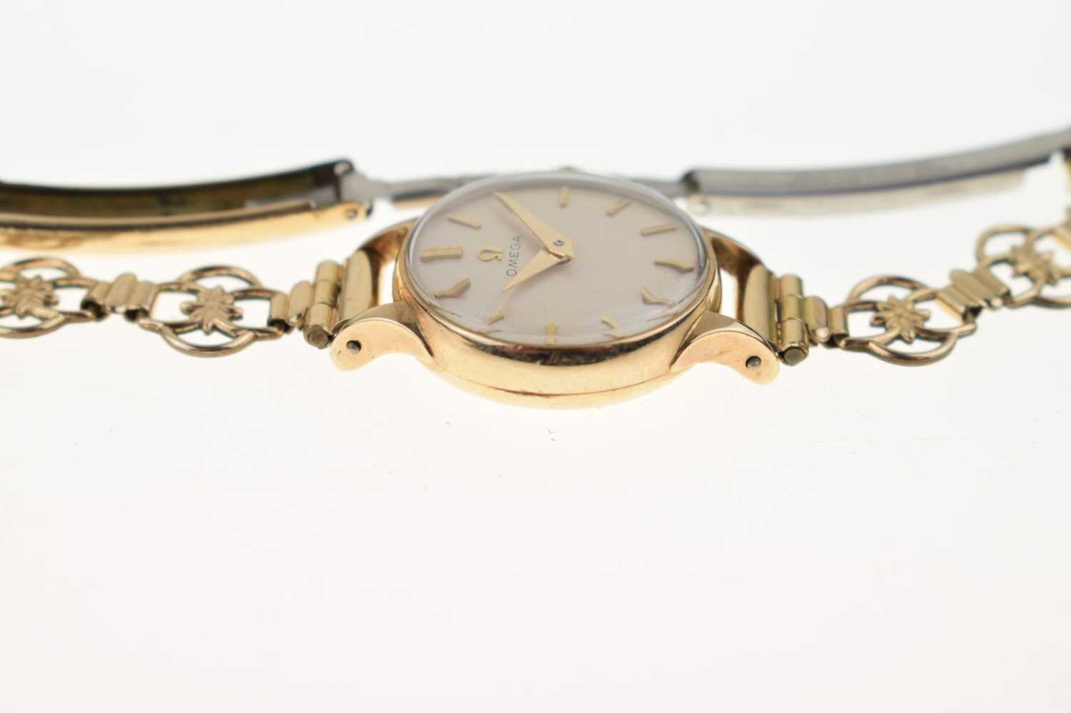 Omega - Lady's 9ct gold cased bracelet watch - Image 5 of 8