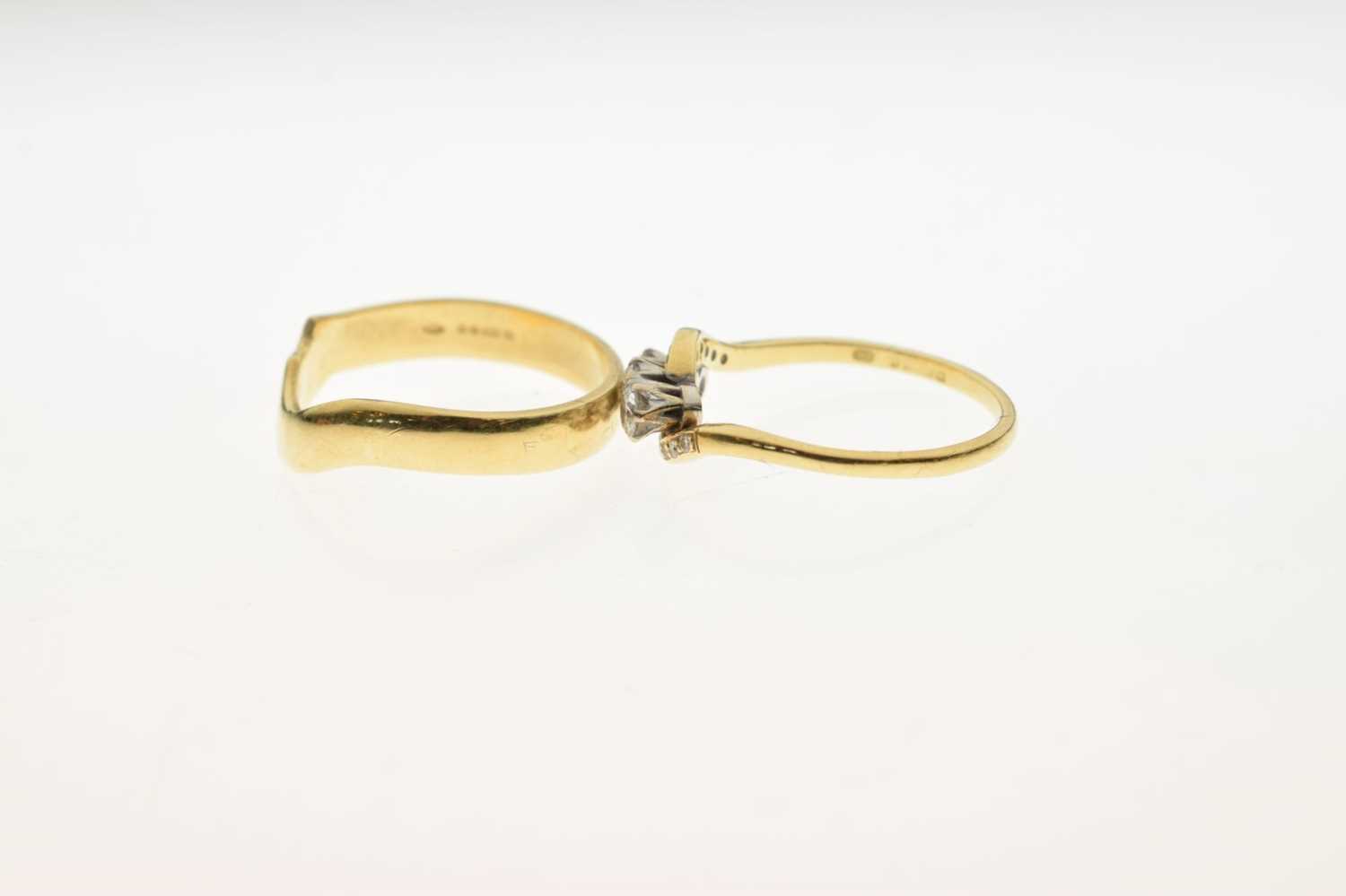 18ct gold diamond three-stone crossover ring - Image 2 of 7