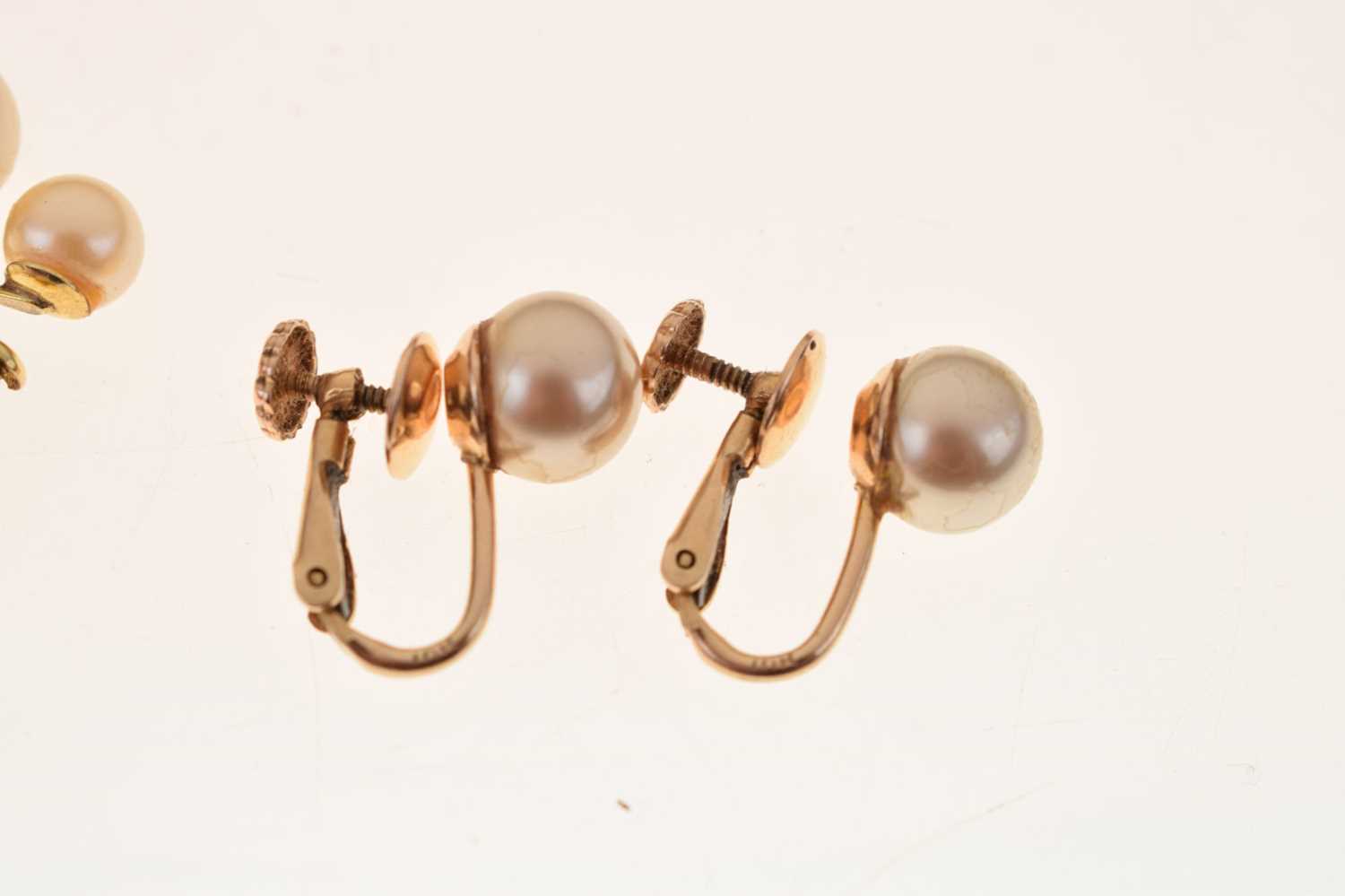 Two pairs of pearl earrings - Image 4 of 5