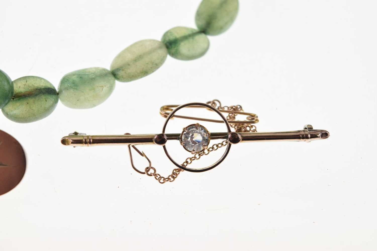 Jade bead necklace having a 9ct barrel clasp - Image 2 of 9