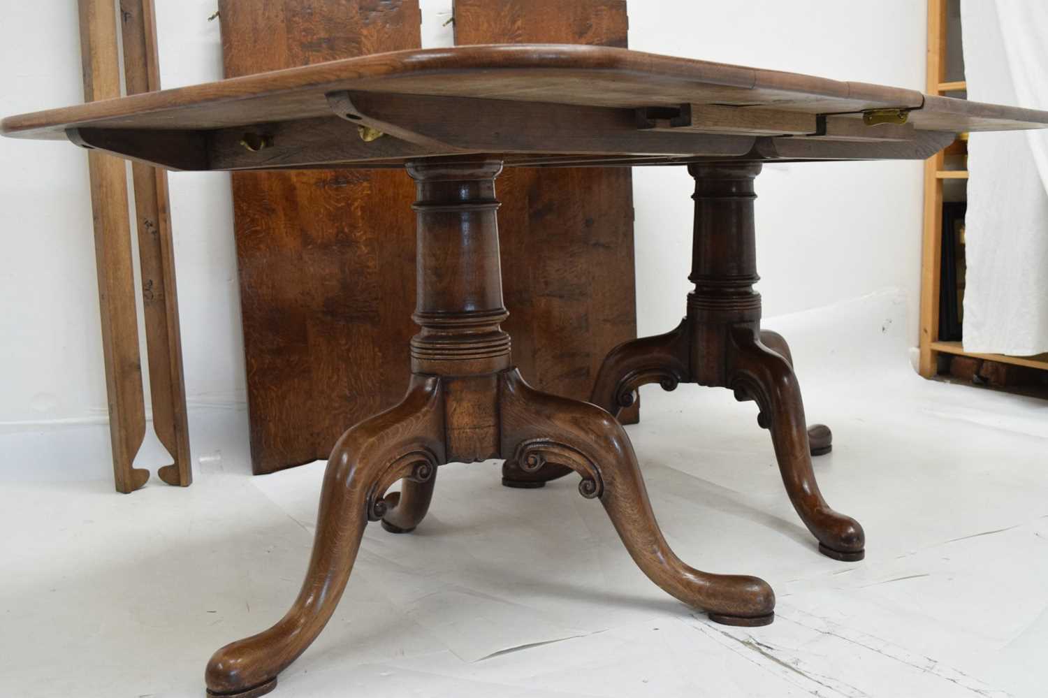 Reproduction oak twin pillar extending dining table - Image 9 of 11