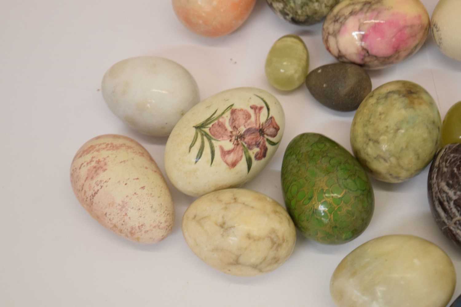 Collection of hardstone eggs - Image 3 of 8