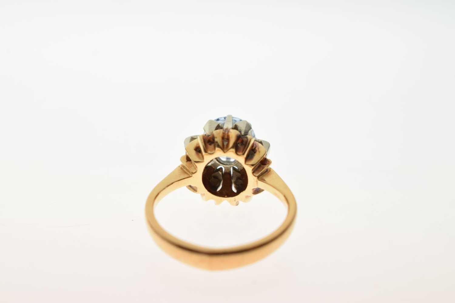 Single stone ring, claw set a faceted round pale blue stone - Image 3 of 6