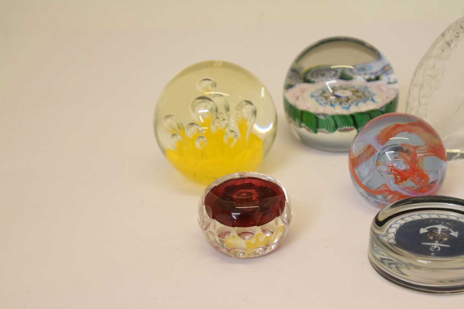 Group of thirteen modern glass paperweights - Bild 3 aus 7