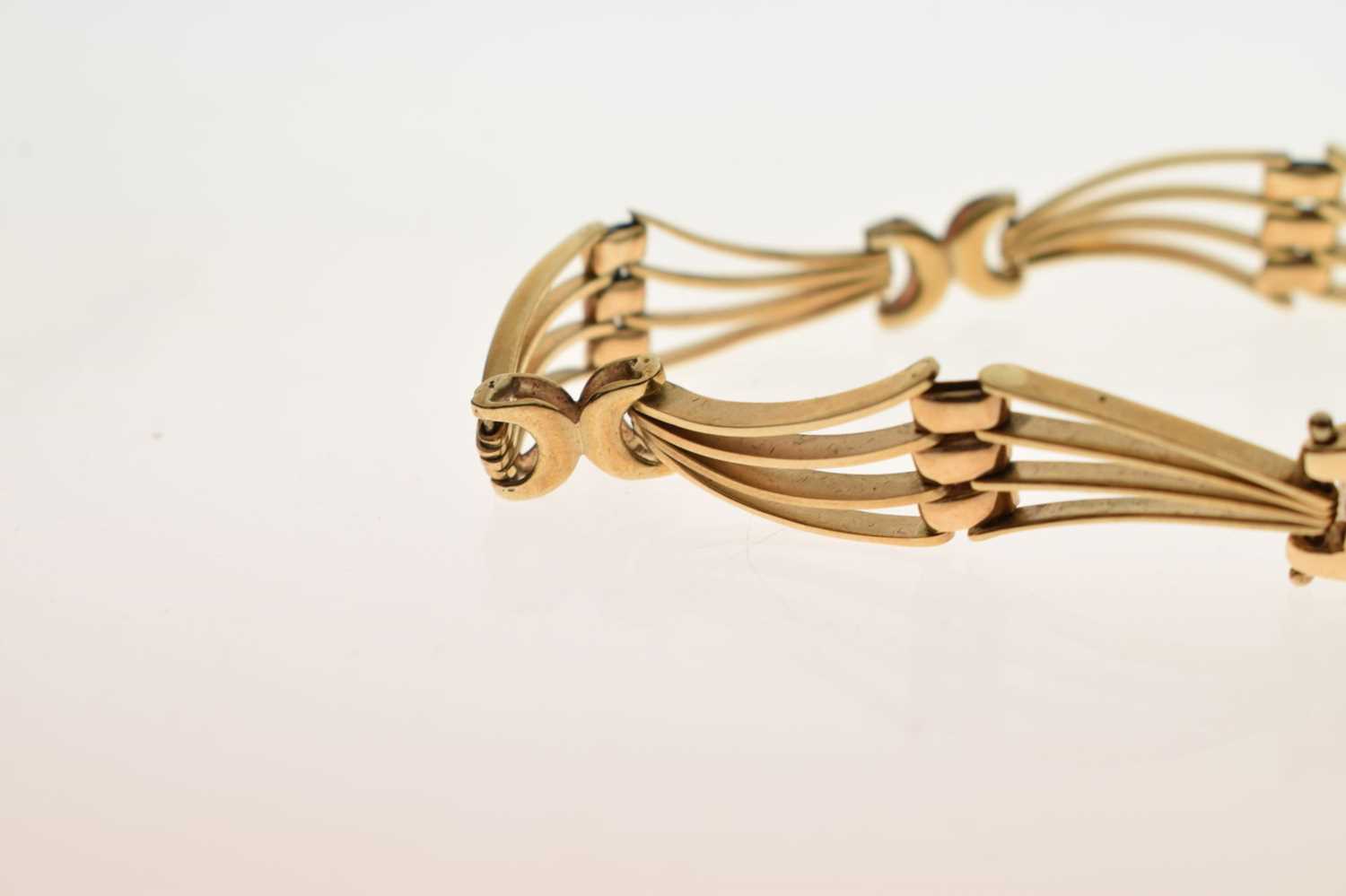 9ct gold fancy gate link bracelet - Image 4 of 7