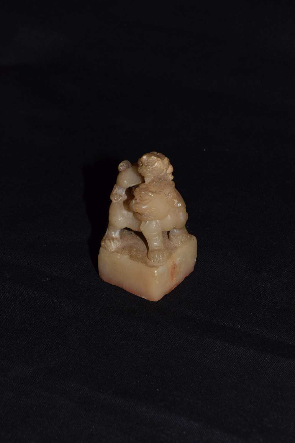 Chinese carved hardstone desk seal - Dog of Fo and pup - Bild 3 aus 7