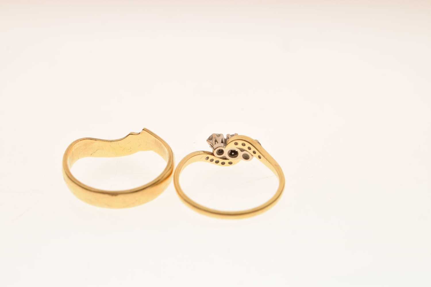 18ct gold diamond three-stone crossover ring - Image 3 of 7