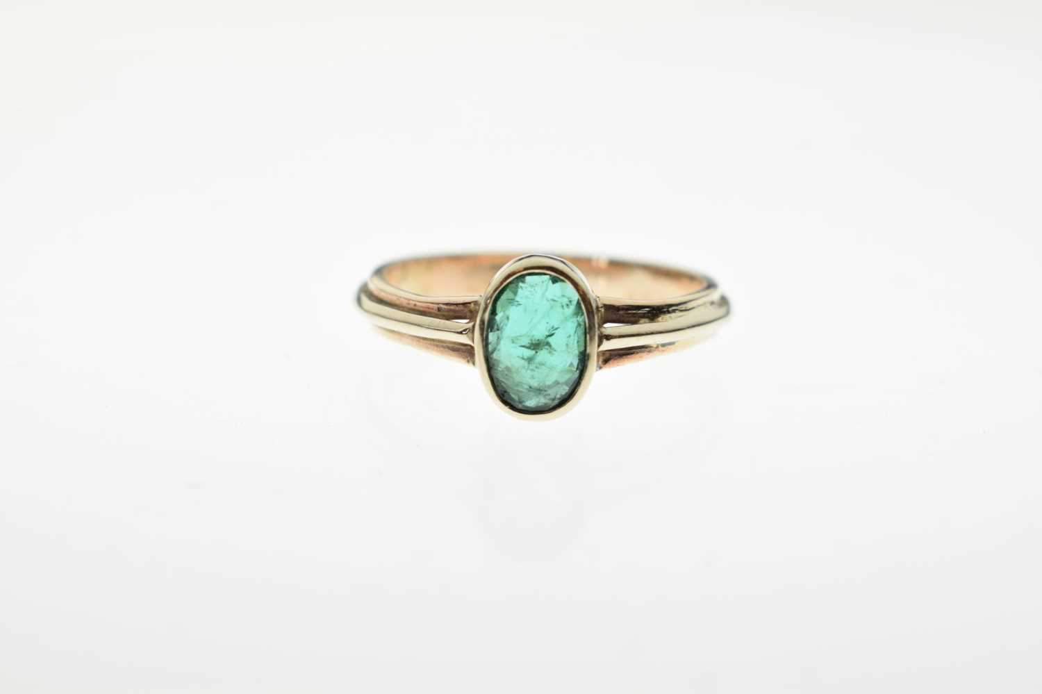 9ct gold ring set a faceted oval green gemstone - Image 6 of 6