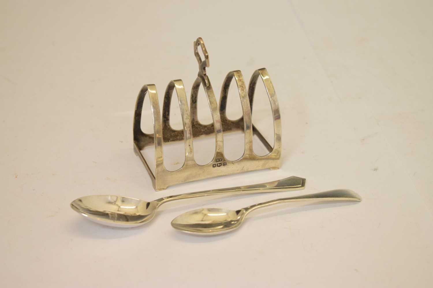 Elizabeth II silver toast rack, together with two silver teaspoons - Image 2 of 8