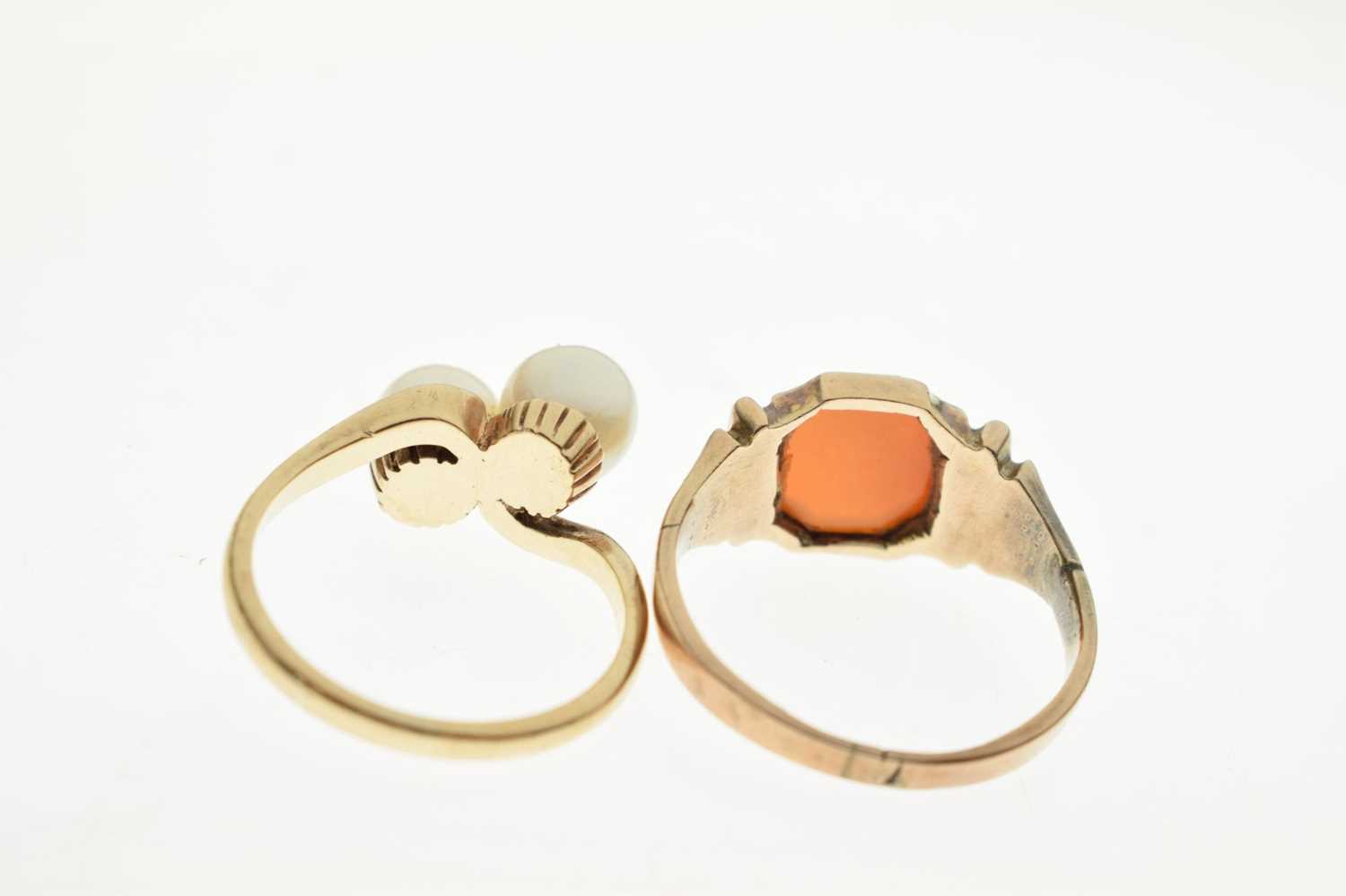 Carnelian 9ct gold signet ring and a pearl 9ct gold ring (2) - Image 3 of 6