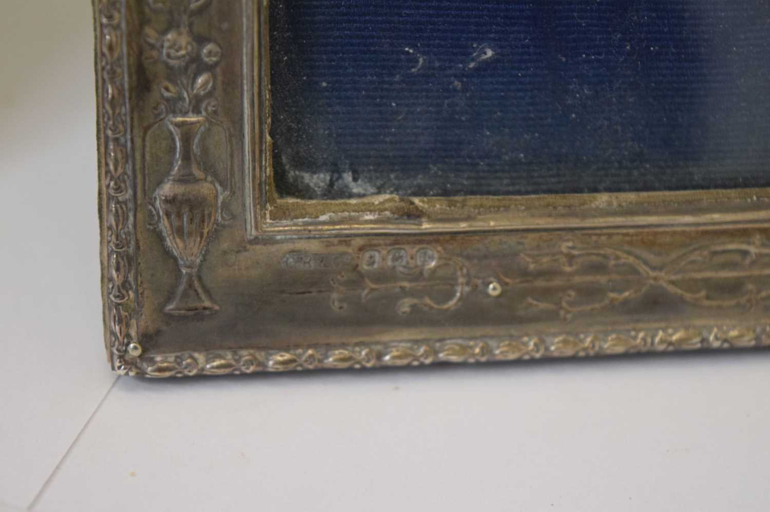 Two George V silver mounted easel photo frames - Image 5 of 7