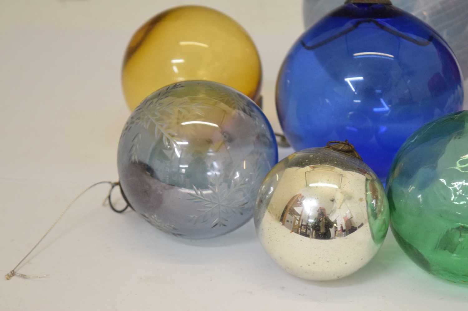Quantity of coloured glass and glass globes/balls, etc - Image 4 of 11
