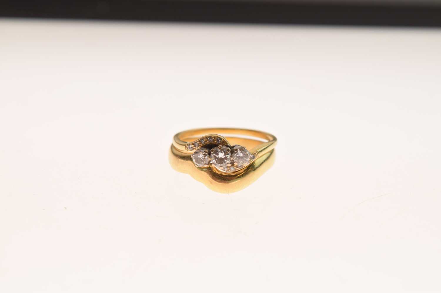 18ct gold diamond three-stone crossover ring - Image 7 of 7