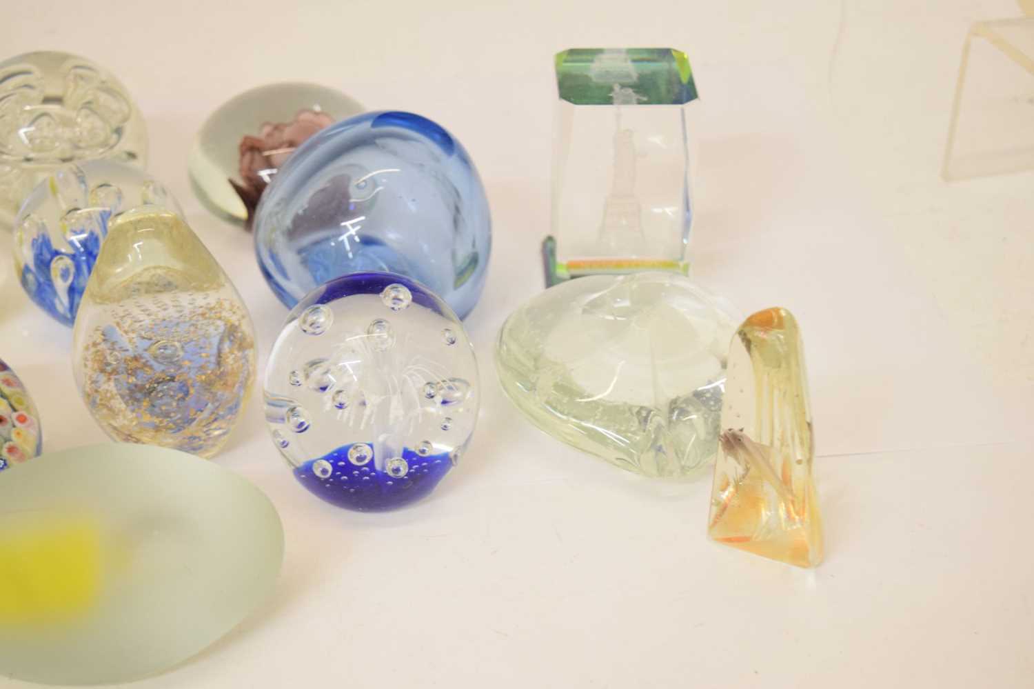 Quantity of 20th century glass paperweights - Image 9 of 15