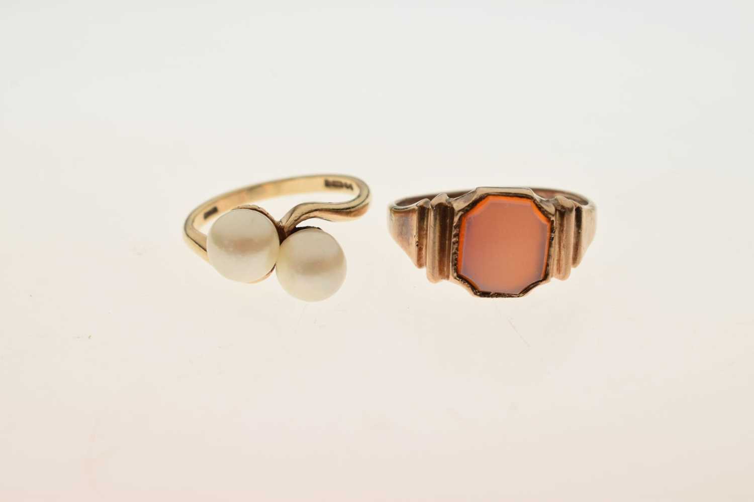 Carnelian 9ct gold signet ring and a pearl 9ct gold ring (2) - Image 6 of 6