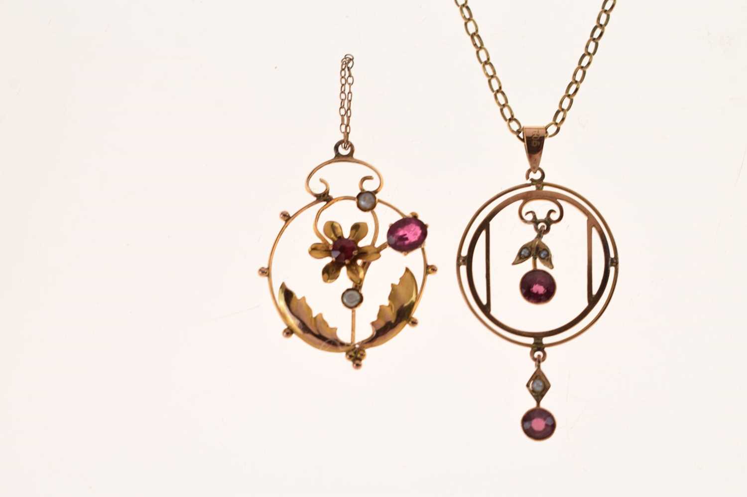 '9ct' yellow metal floral pendant set with seed pearl and red stones - Image 6 of 6