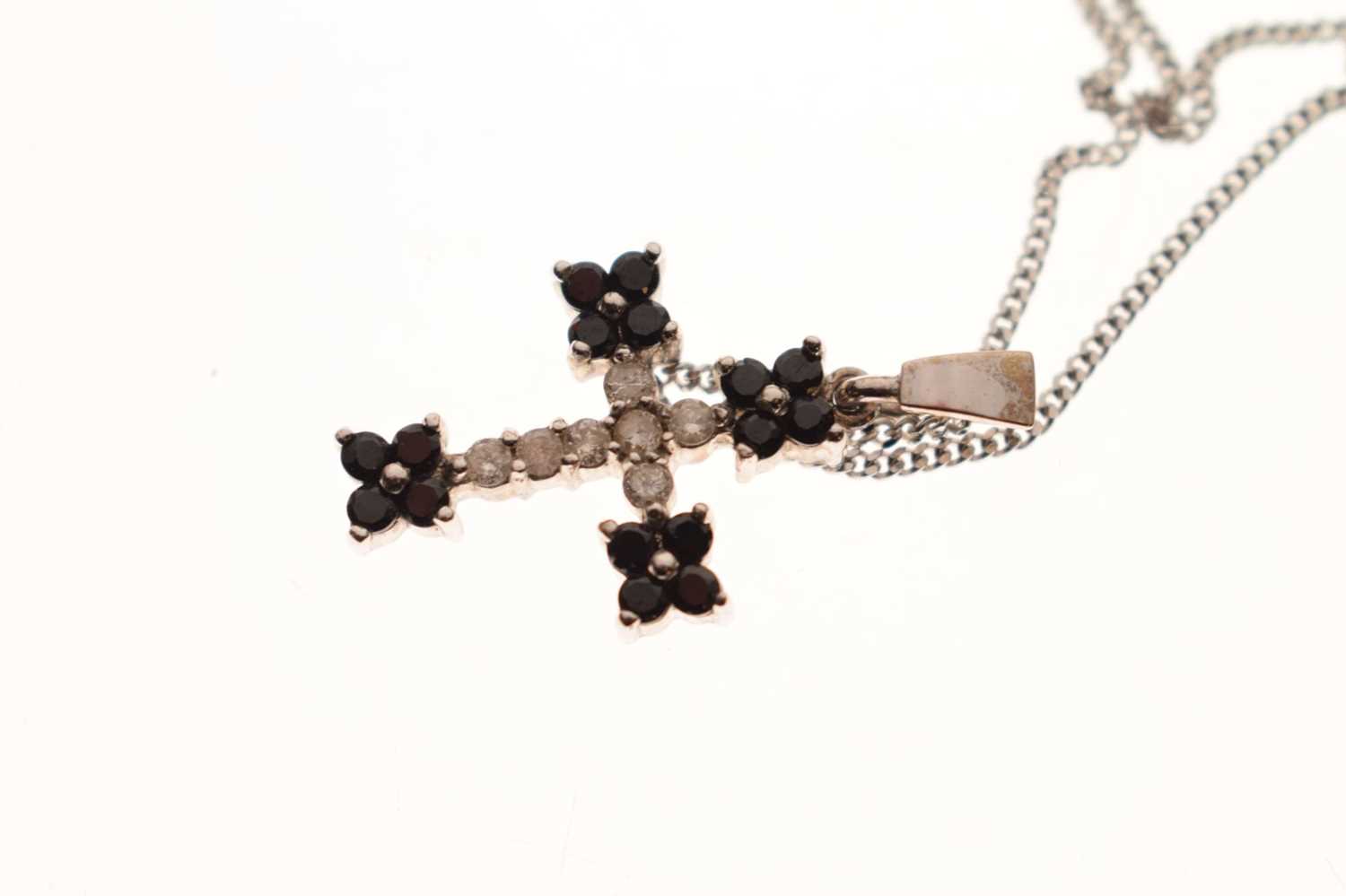 9ct white gold diamond set cross pendant - Image 4 of 6