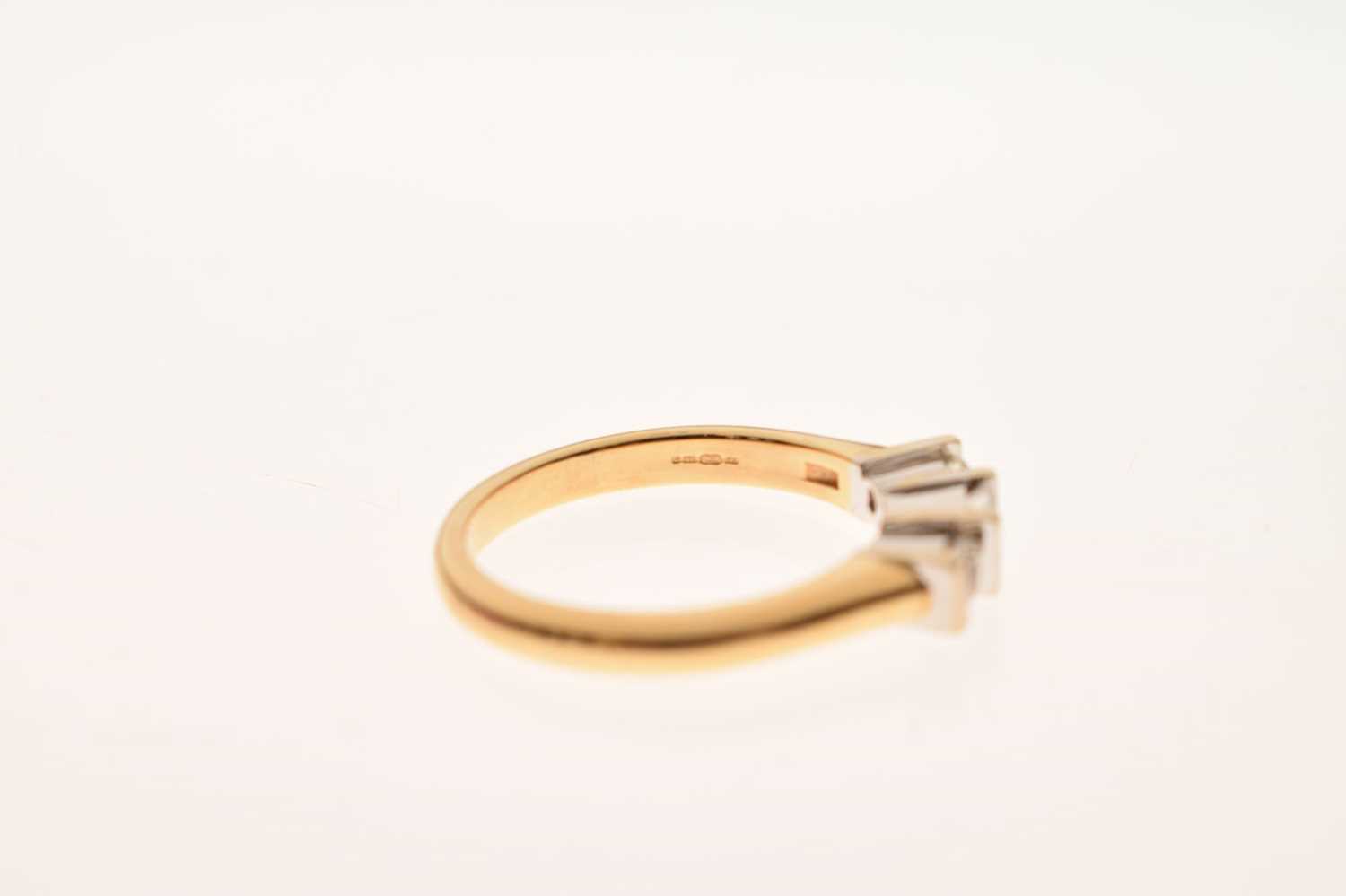 18ct gold three-stone diamond ring - Image 5 of 6