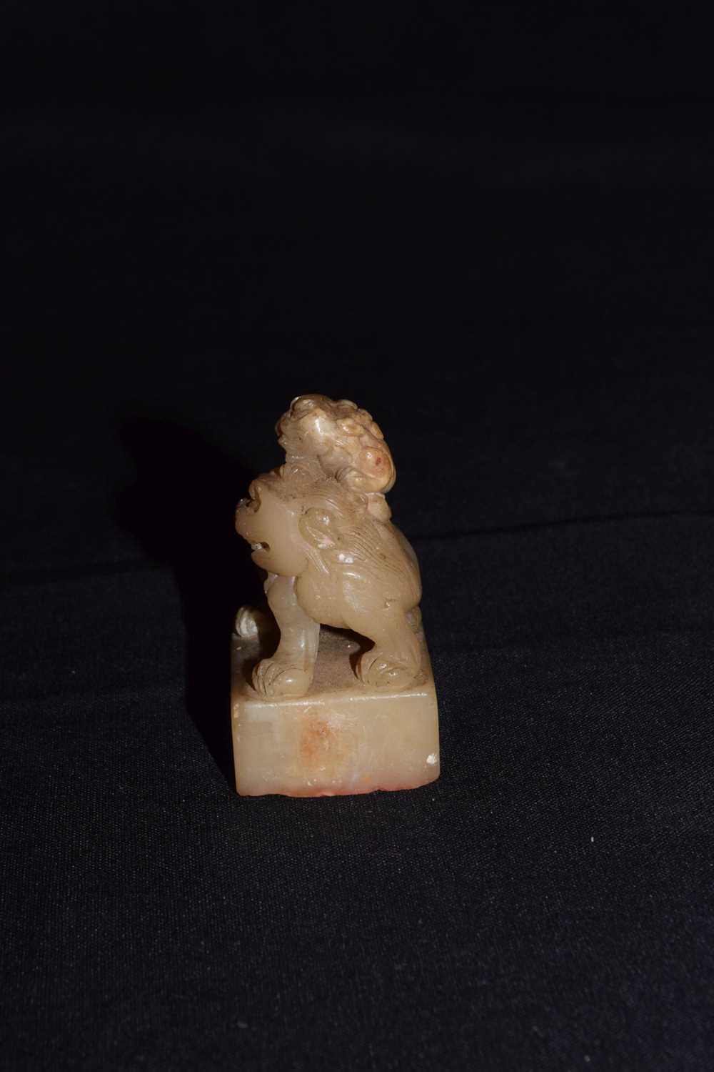 Chinese carved hardstone desk seal - Dog of Fo and pup - Bild 6 aus 7