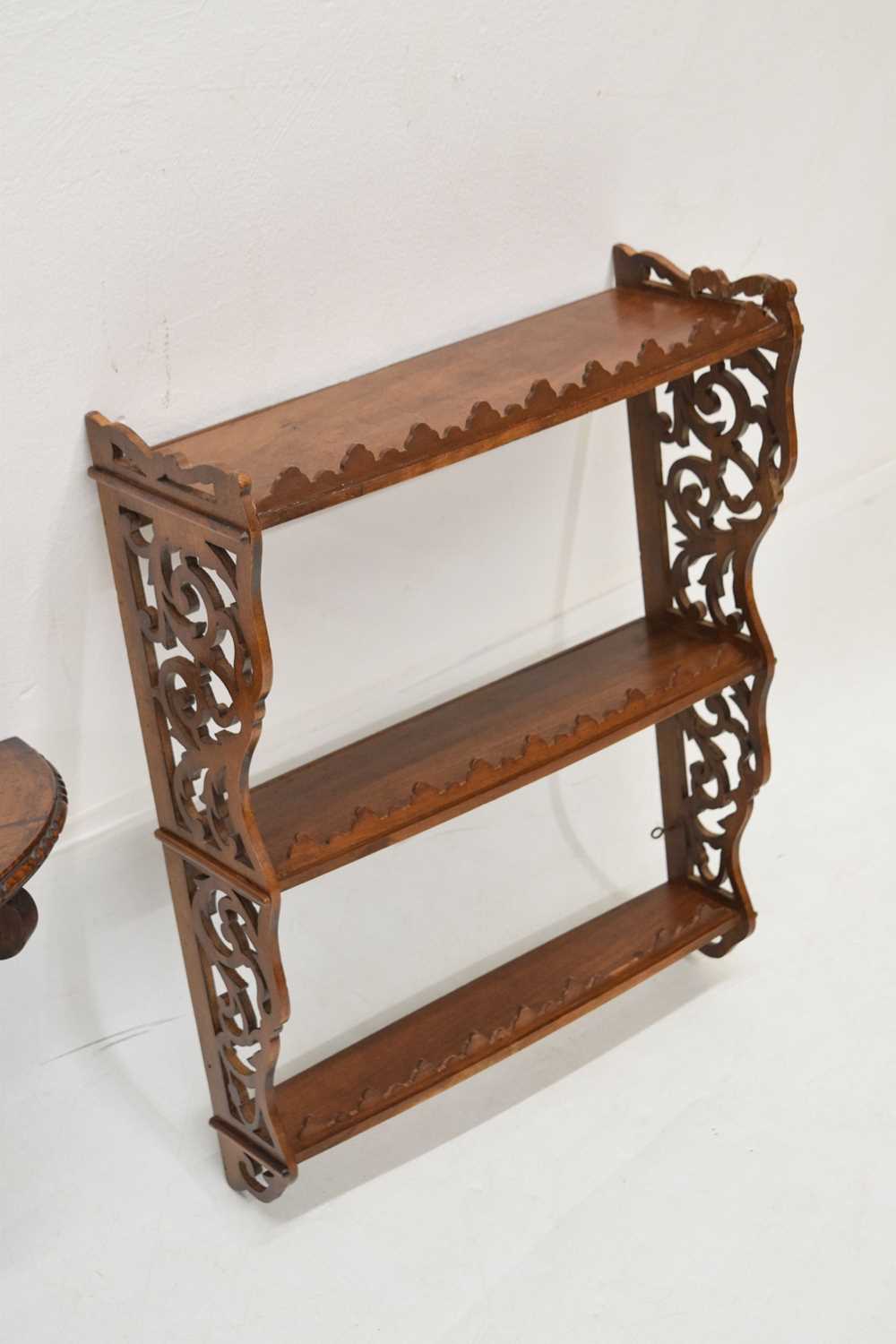 Set of fretwork wall shelves and wall bracket (2) - Image 5 of 10