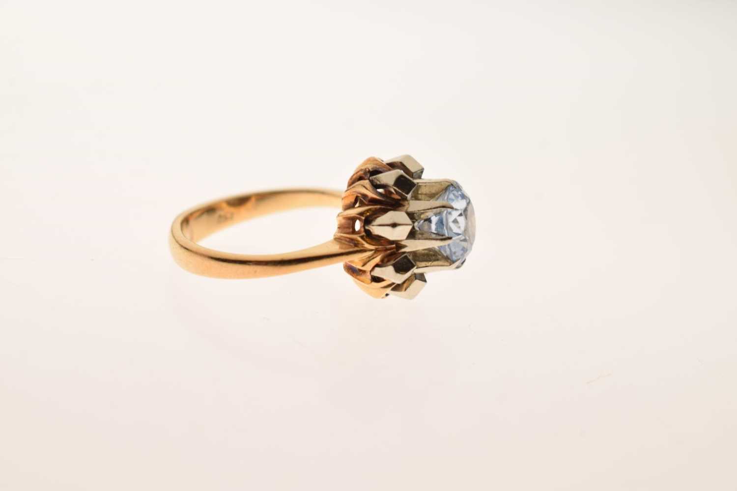 Single stone ring, claw set a faceted round pale blue stone - Image 4 of 6