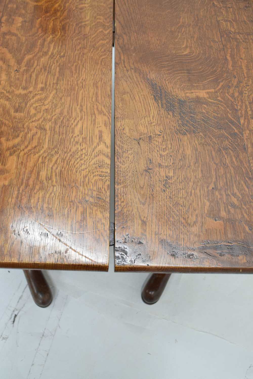 Reproduction oak twin pillar extending dining table - Image 5 of 11