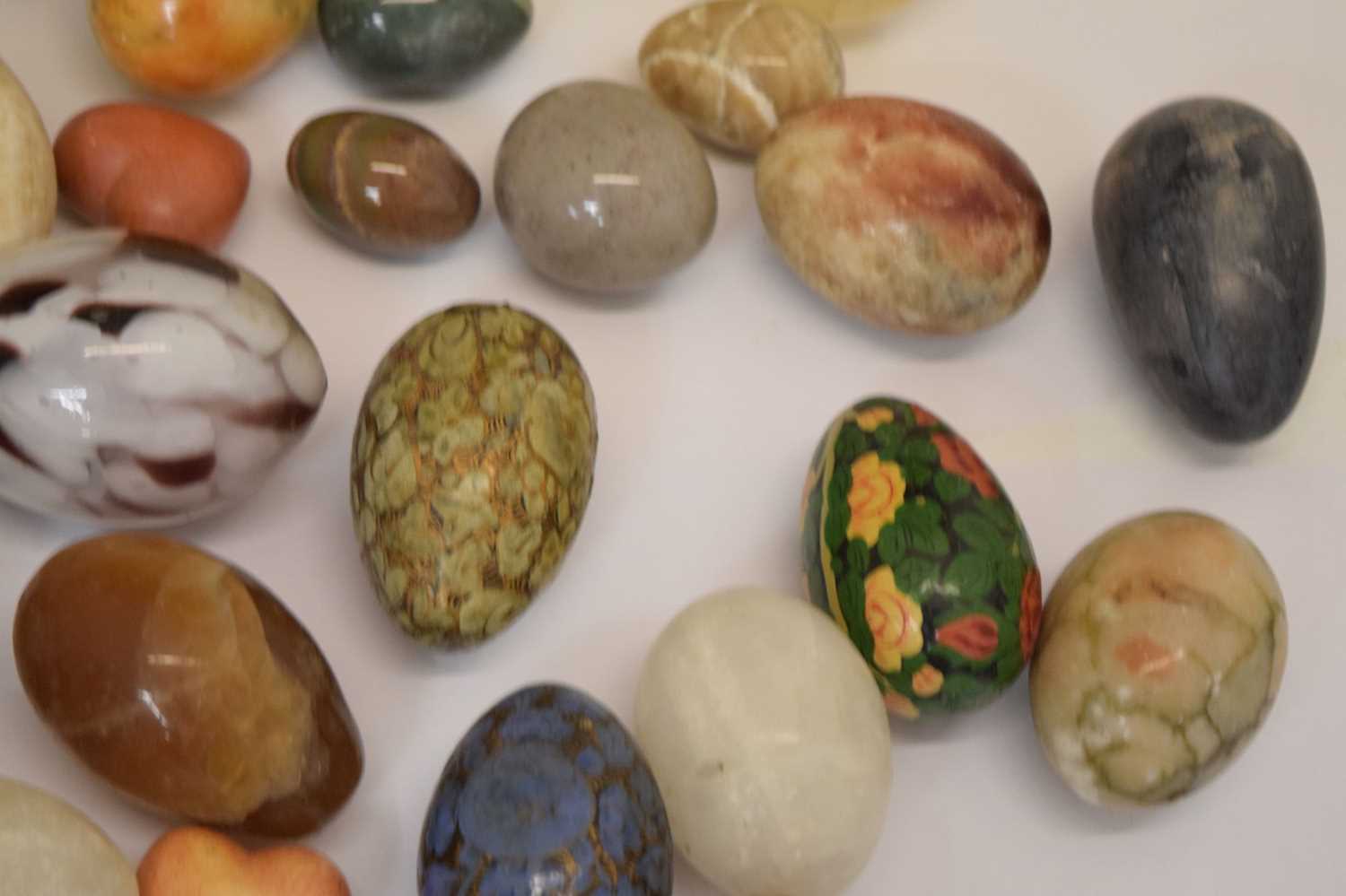 Collection of hardstone eggs - Image 6 of 8