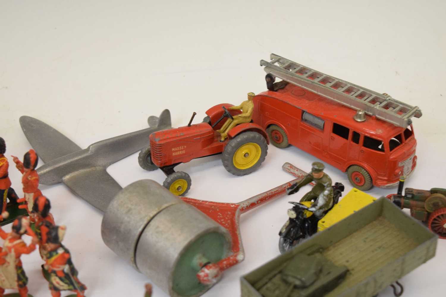 Quantity of unboxed Dinky diecast and plastic figures - Image 6 of 9