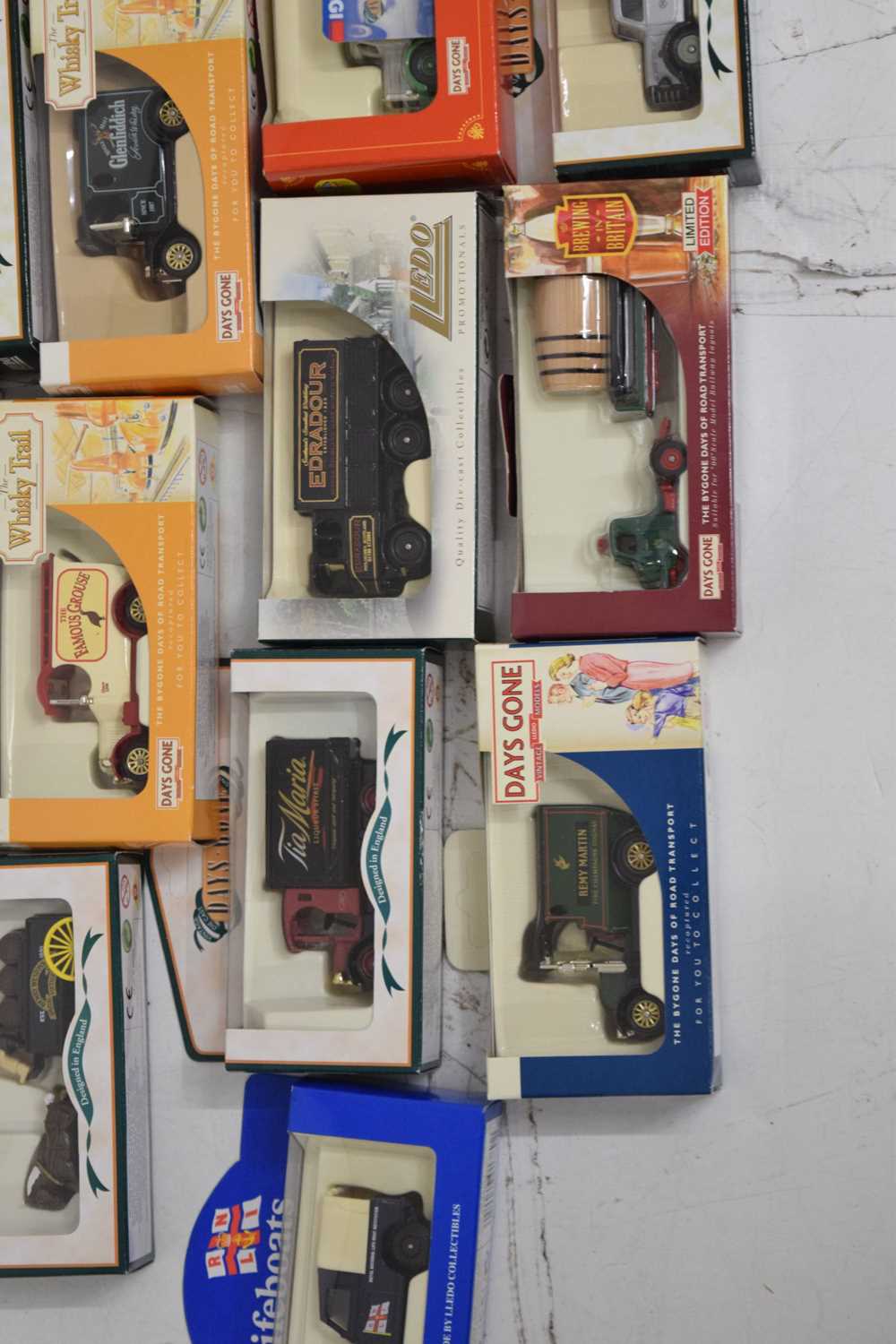 Mixed quantity of boxed diecast model vehicles - Image 3 of 8