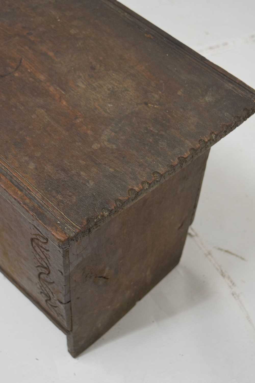 17th century small oak coffer - Image 4 of 10