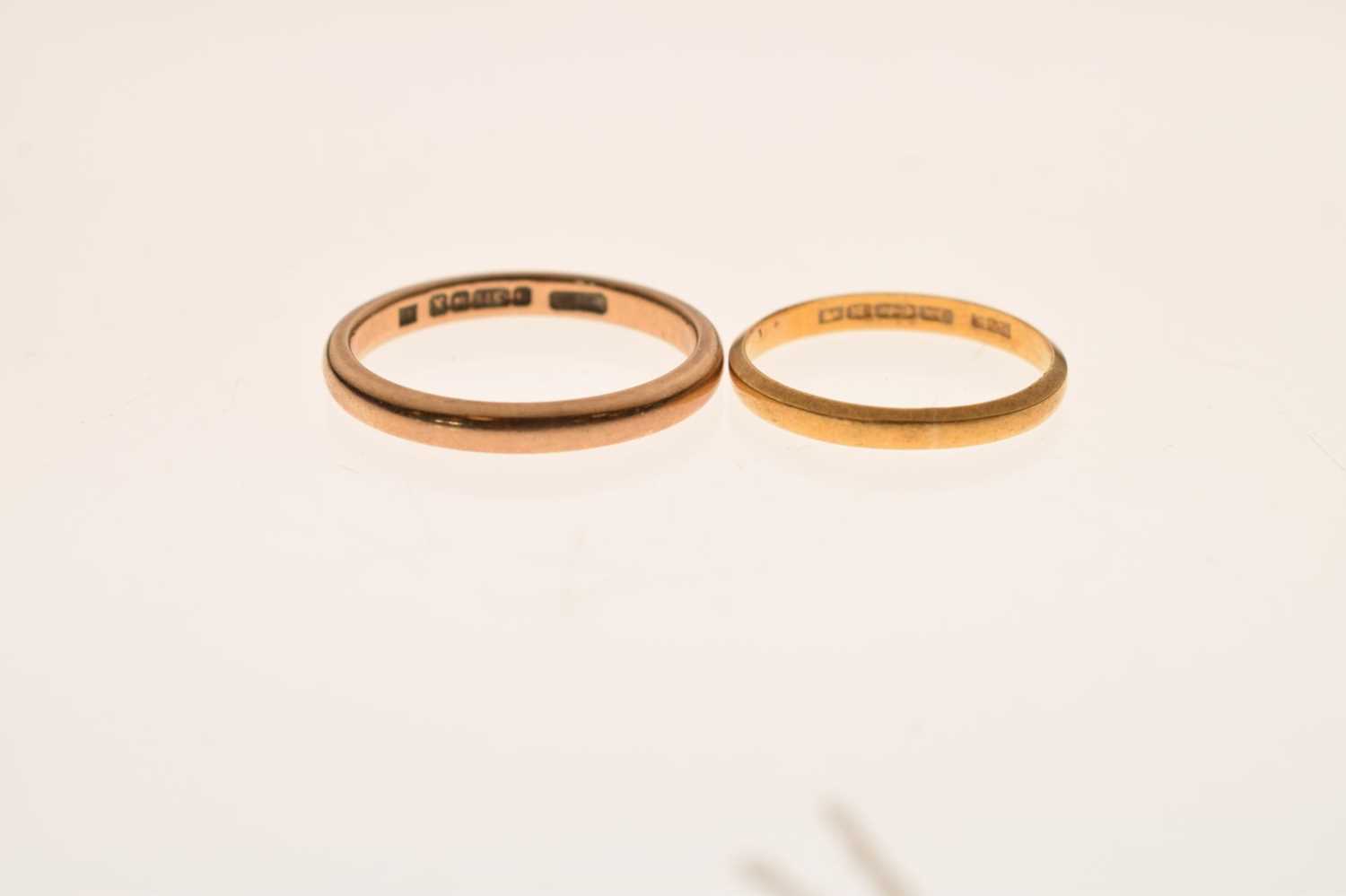 9ct gold wedding band and a Victorian yellow metal wedding band - Image 5 of 5