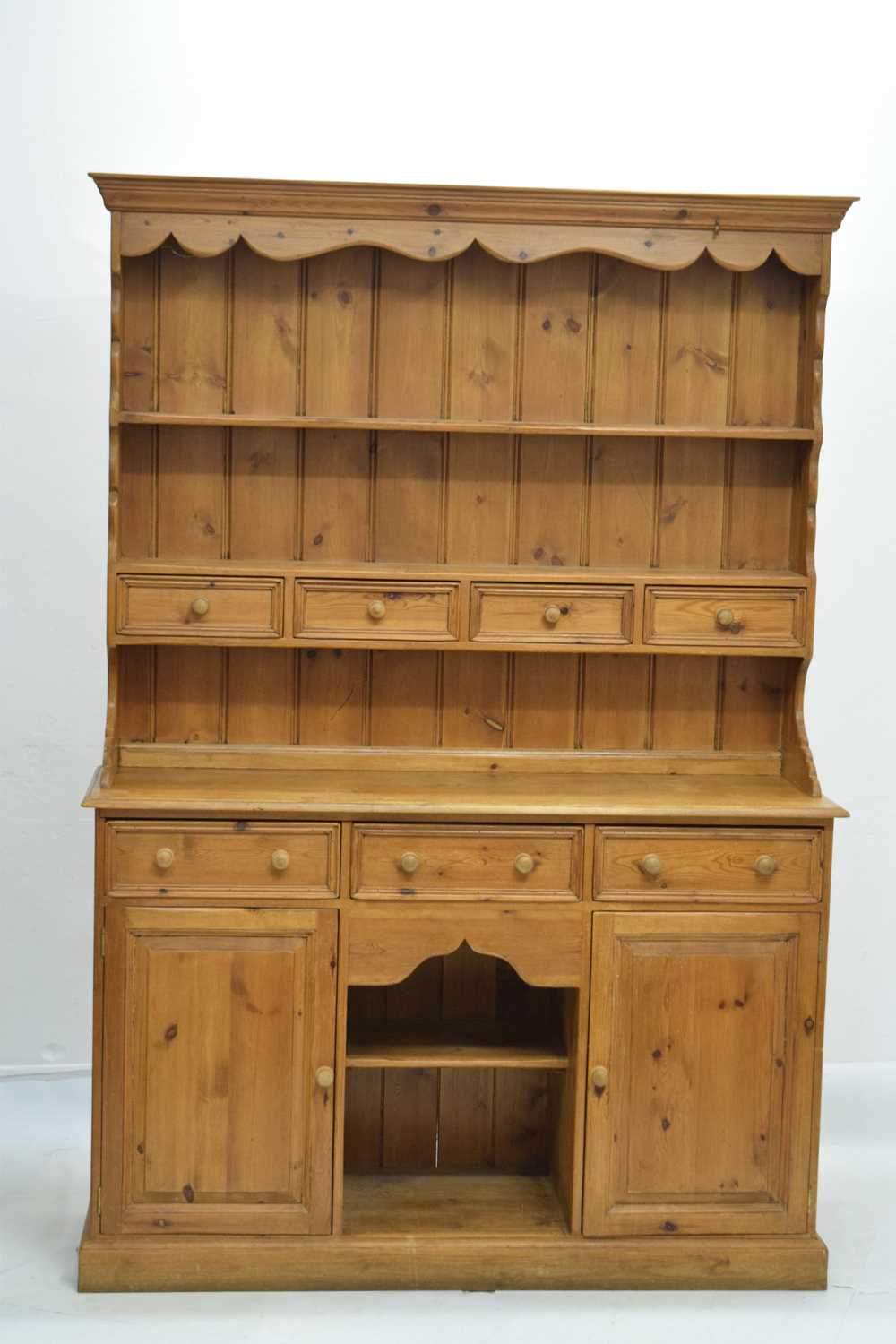 Pine 'dog-kennel' dresser and rack - Image 2 of 9