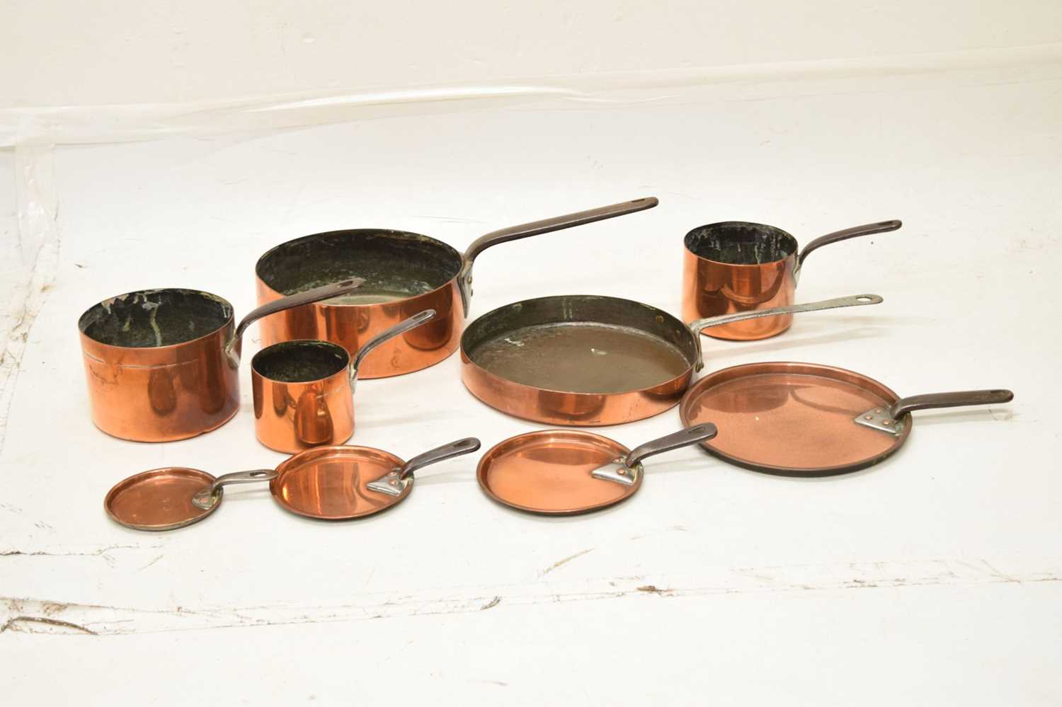 Graduated set of four copper saucepans with iron handles - Image 2 of 9