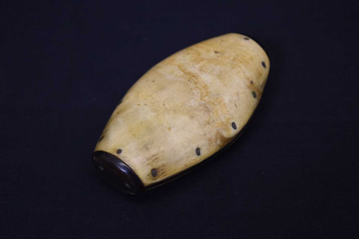 Scrimshaw-decorated horn snuff box - Image 3 of 4
