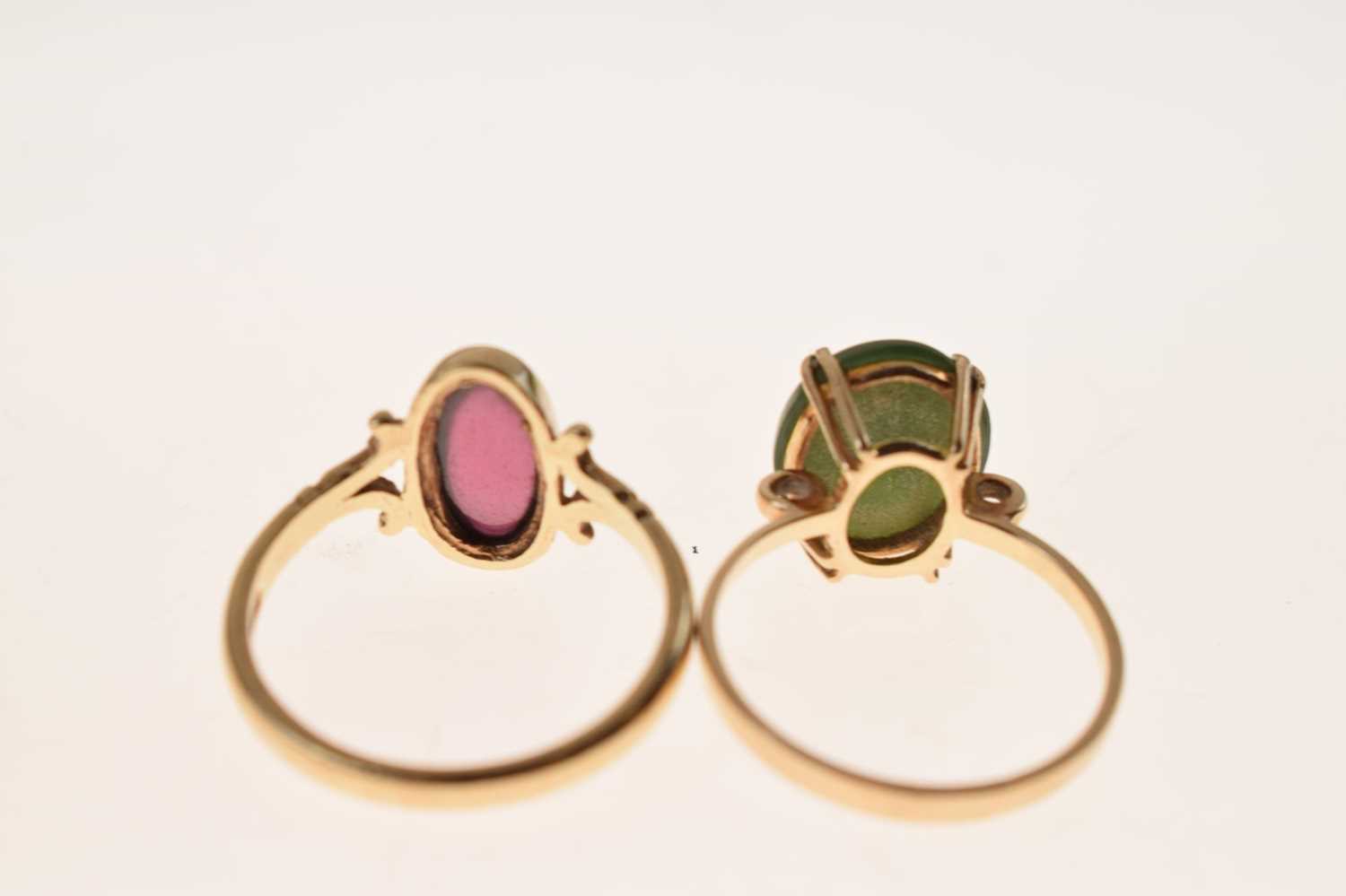 9ct gold garnet dress ring, and a jade ring (2) - Image 3 of 6