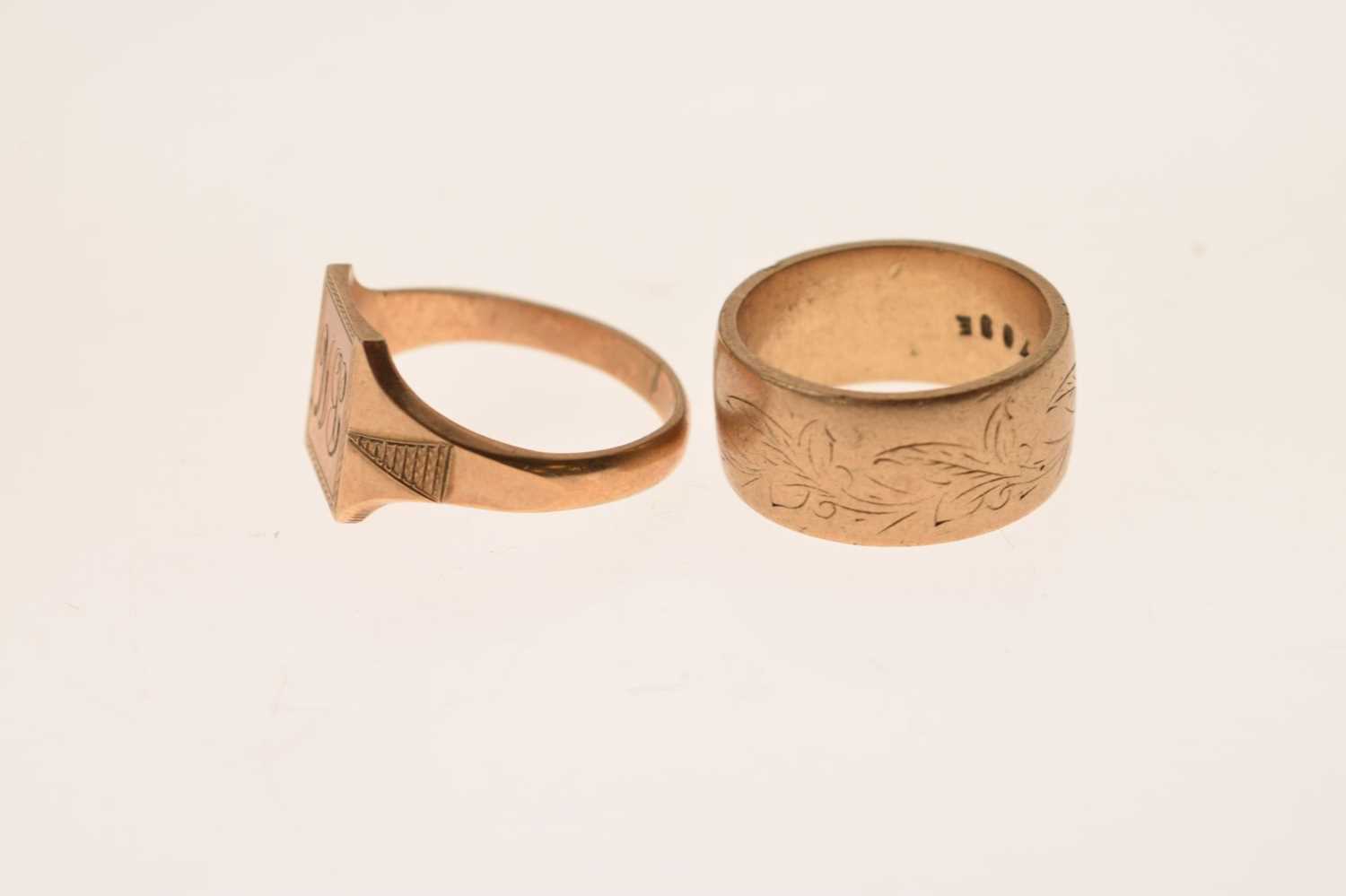 9ct gold signet ring and a 9ct gold wedding band - Image 2 of 6