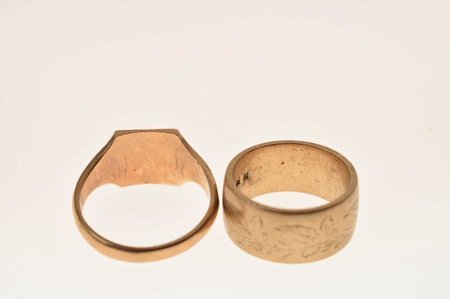 9ct gold signet ring and a 9ct gold wedding band - Image 3 of 6