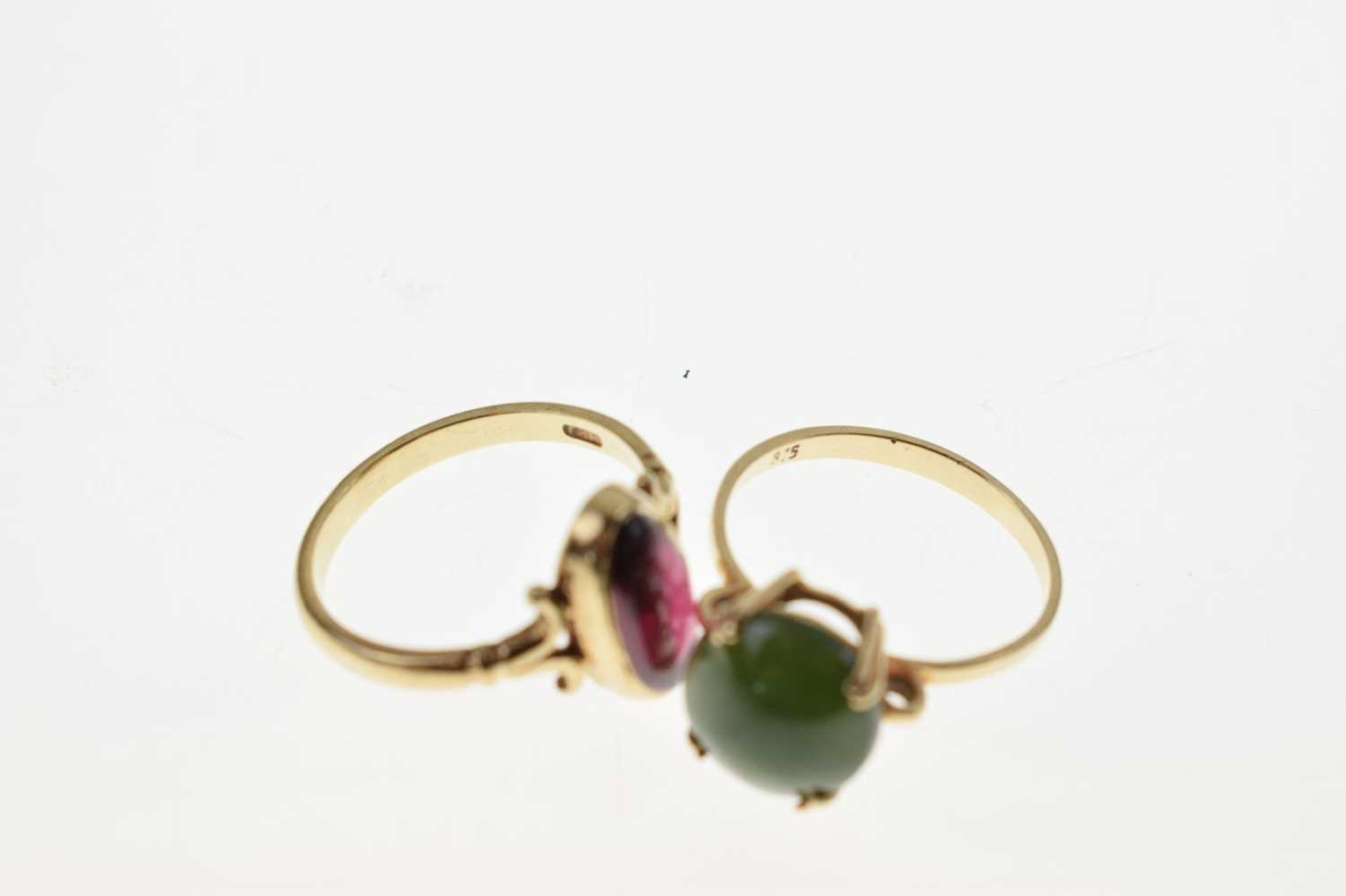 9ct gold garnet dress ring, and a jade ring (2) - Image 5 of 6