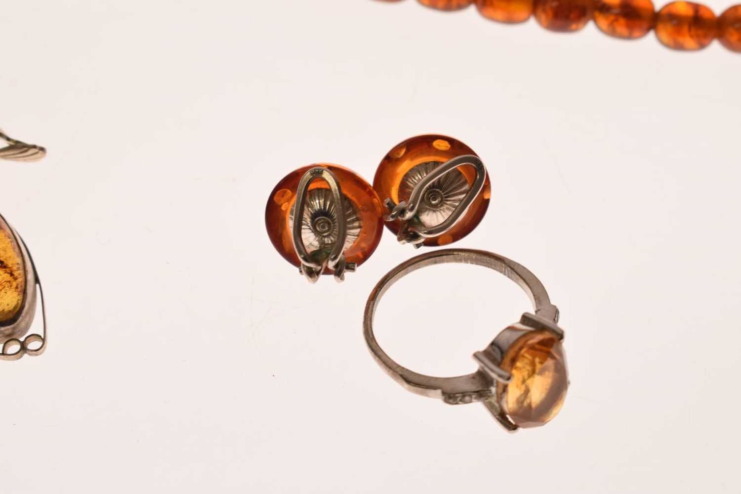 Group of amber jewellery - Image 10 of 11