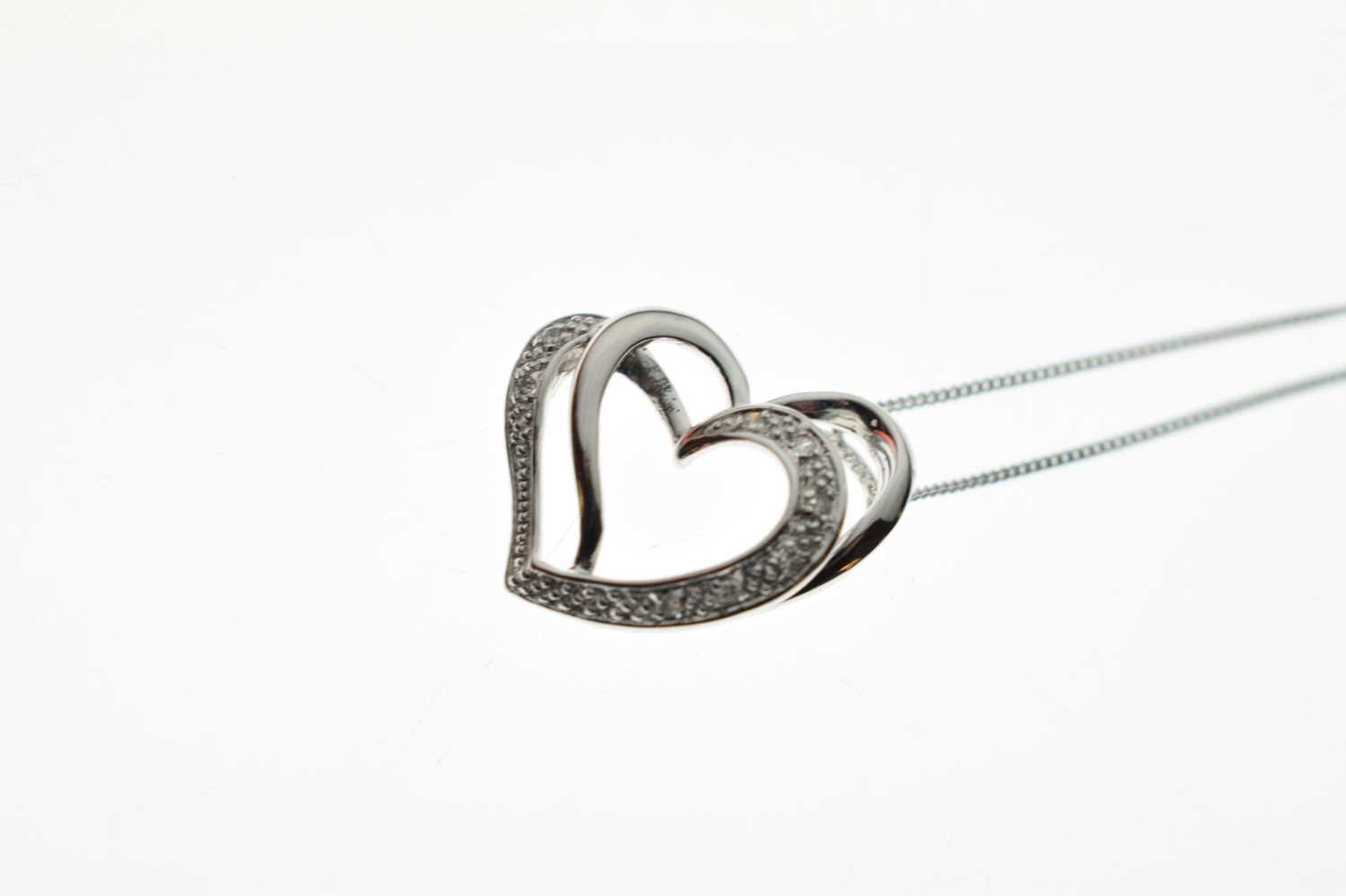 9ct white gold diamond set heart-shaped pendant - Image 3 of 9