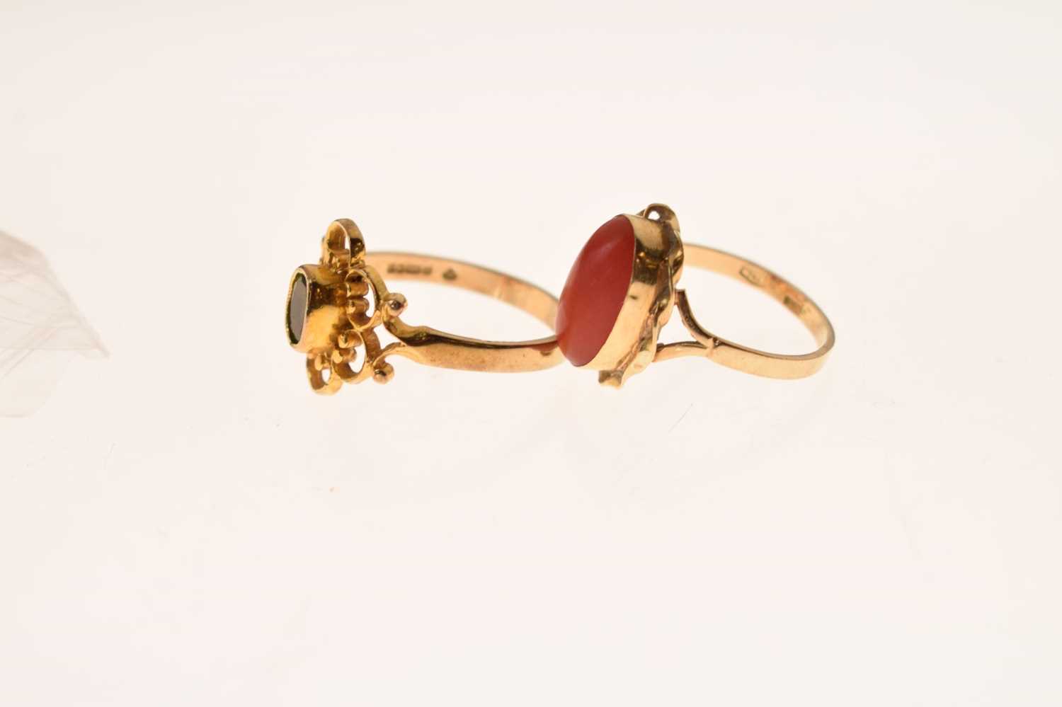 Modern 9ct gold peridot dress ring - Image 2 of 6