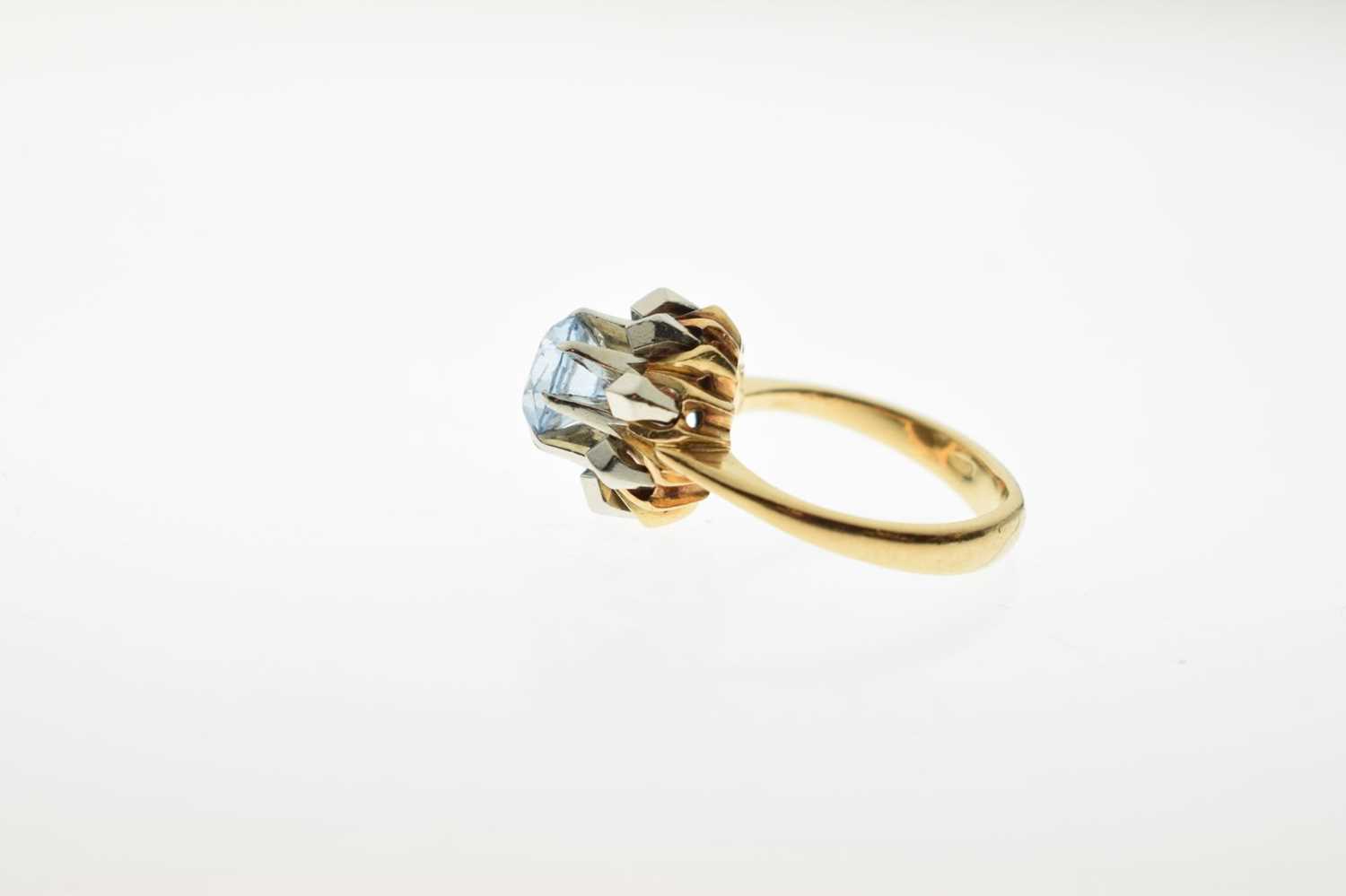 Single stone ring, claw set a faceted round pale blue stone - Image 2 of 6