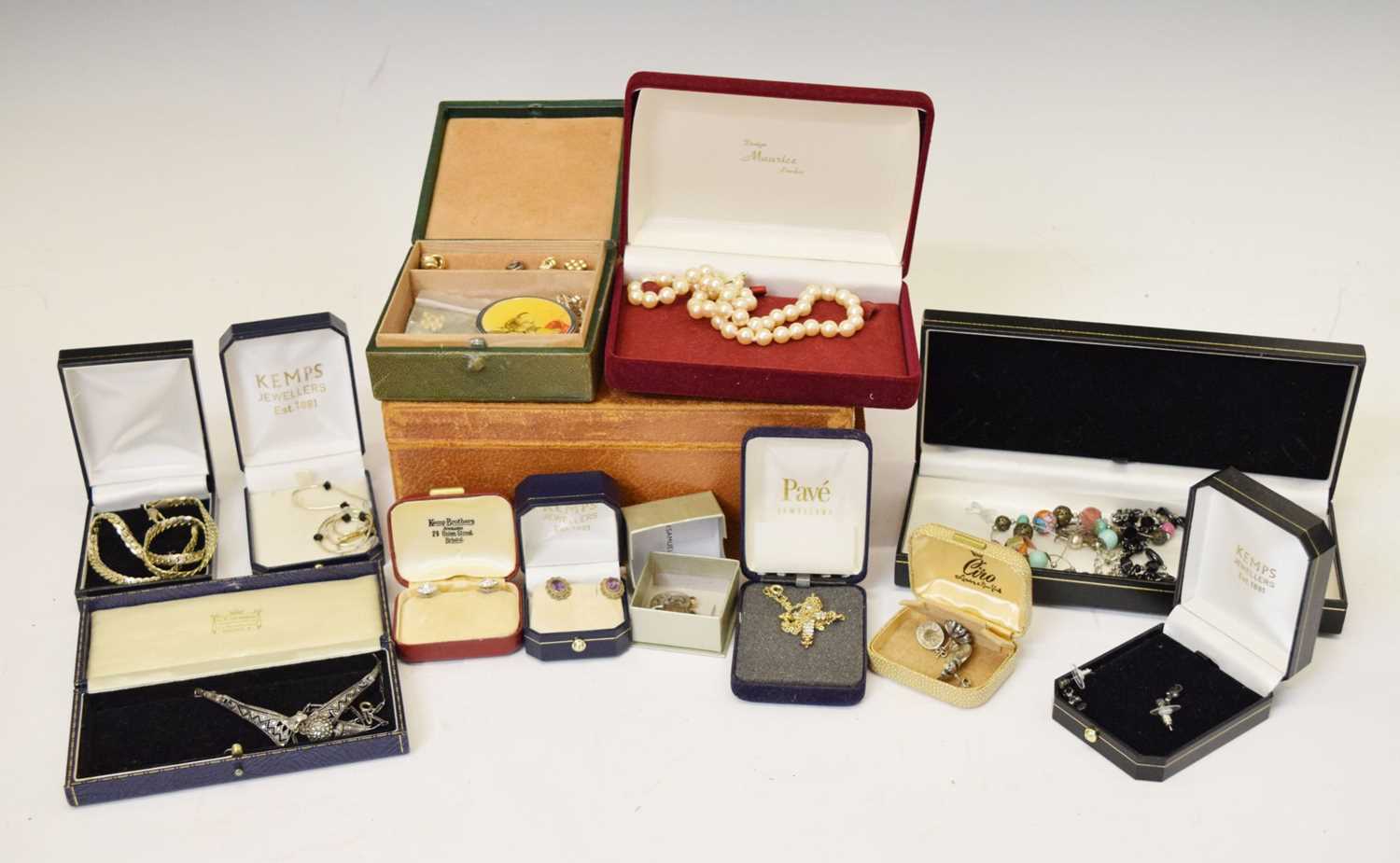 Quantity of costume jewellery