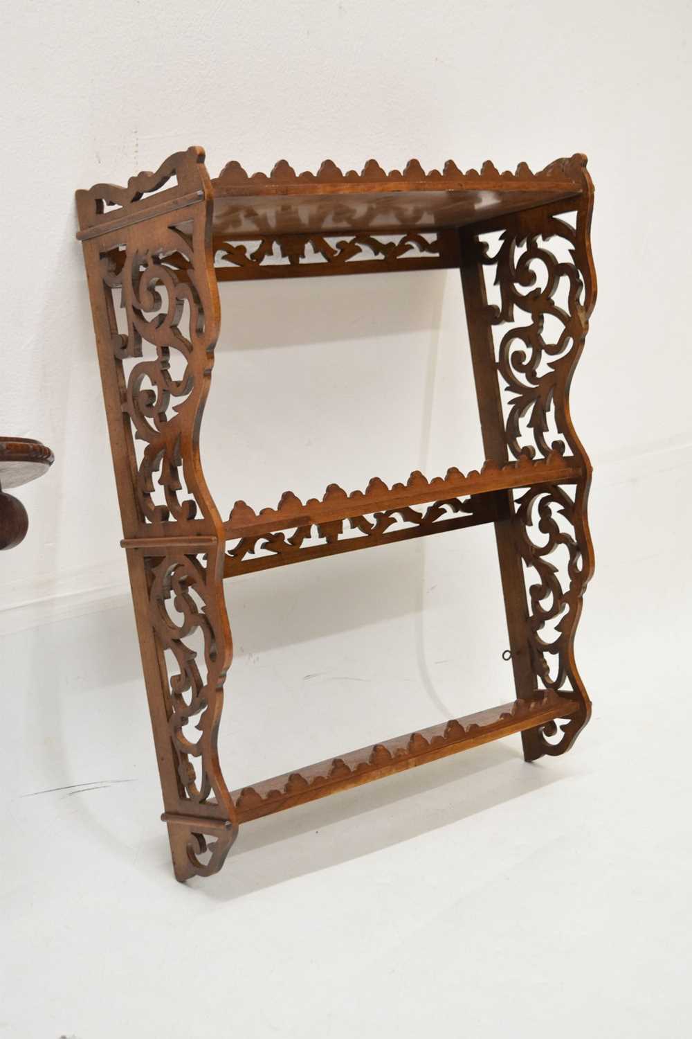 Set of fretwork wall shelves and wall bracket (2) - Image 7 of 10