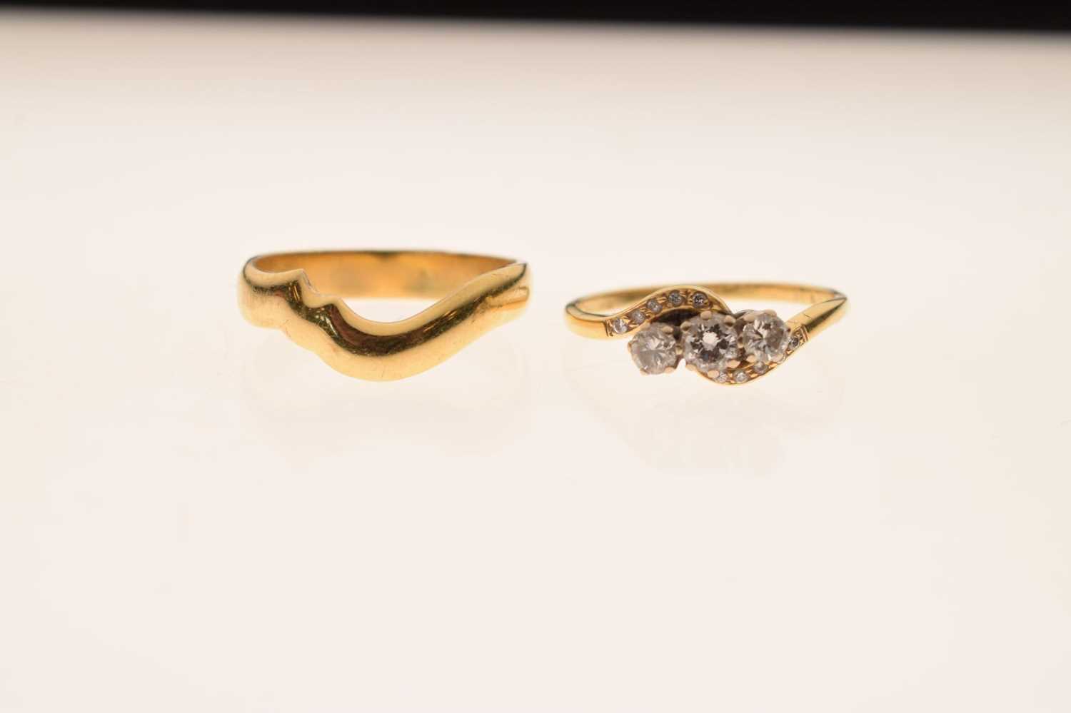 18ct gold diamond three-stone crossover ring - Image 6 of 7