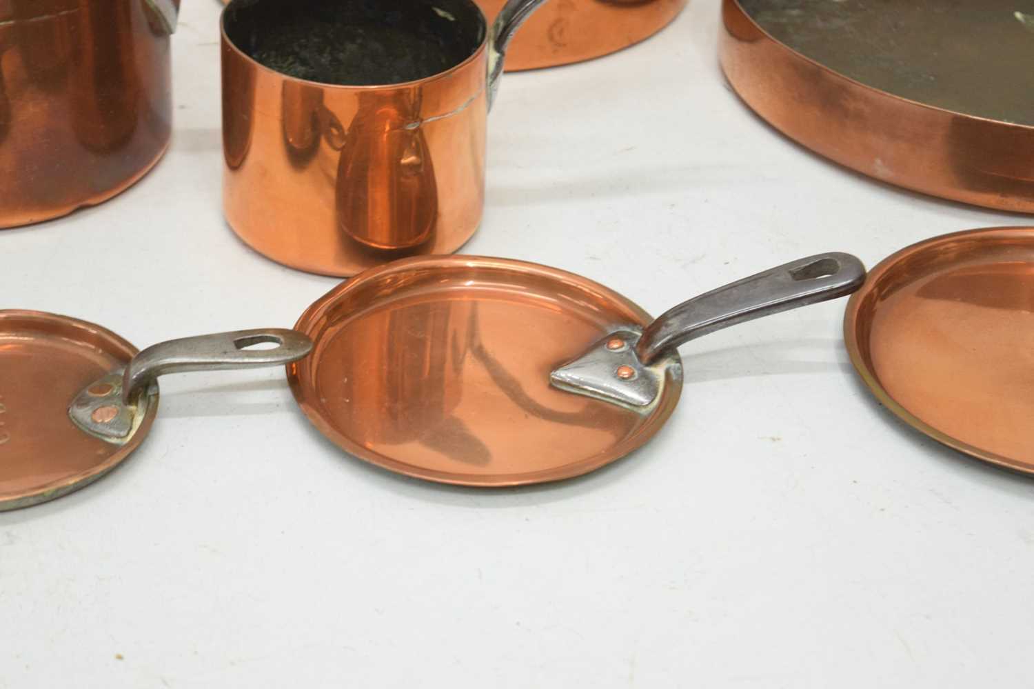 Graduated set of four copper saucepans with iron handles - Image 5 of 9