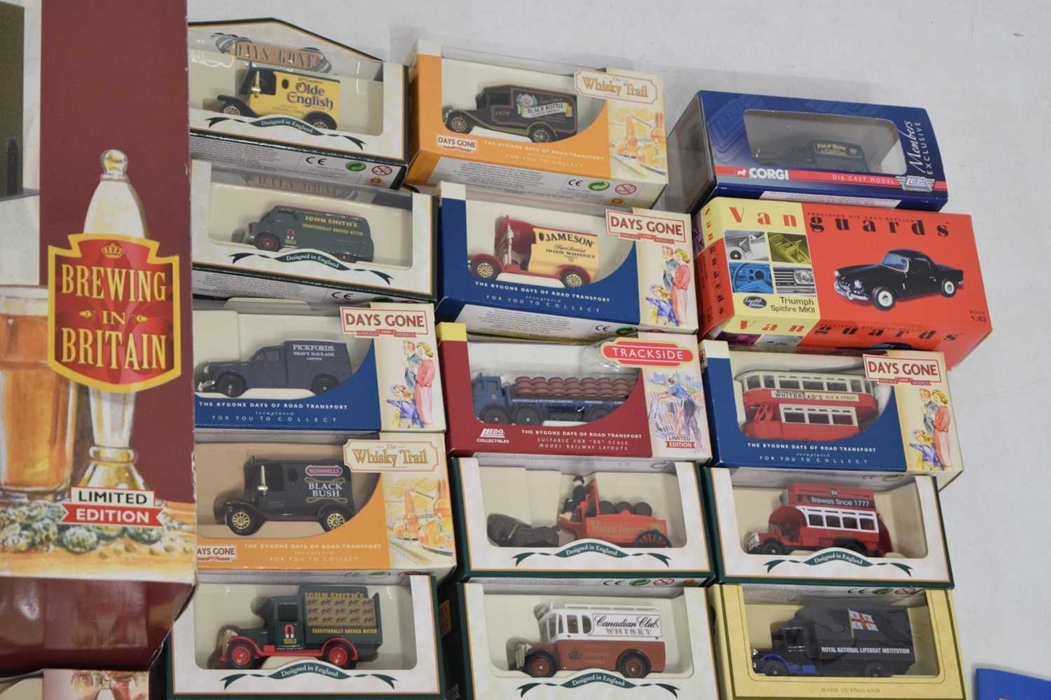Mixed quantity of boxed diecast model vehicles - Image 7 of 8