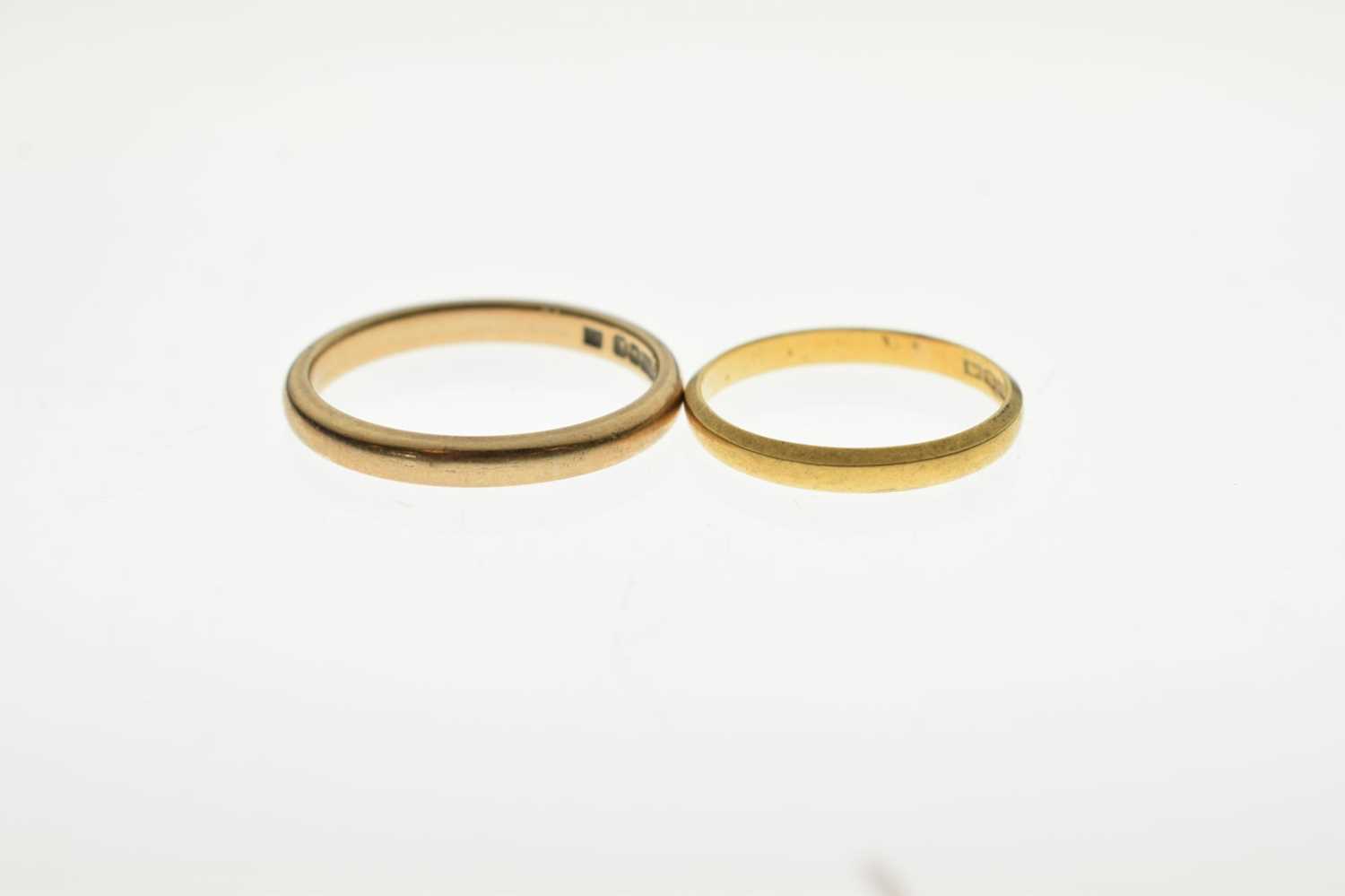 9ct gold wedding band and a Victorian yellow metal wedding band - Image 2 of 5