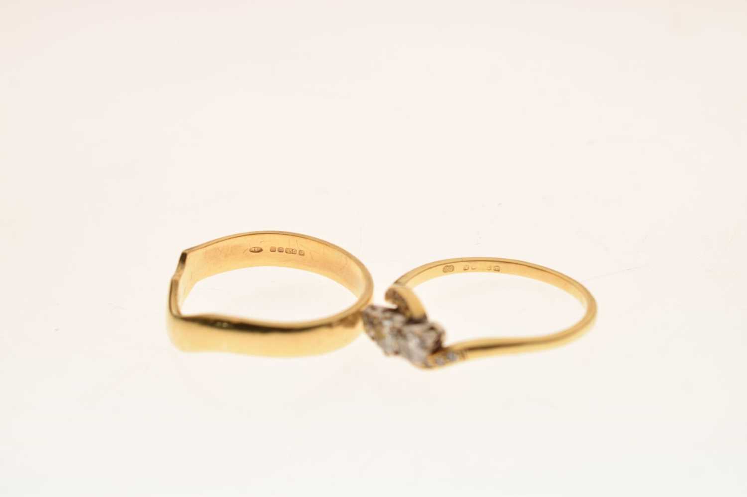 18ct gold diamond three-stone crossover ring - Image 5 of 7