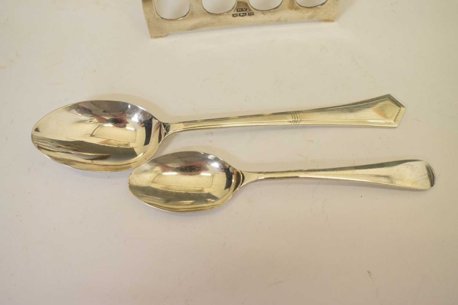 Elizabeth II silver toast rack, together with two silver teaspoons - Image 7 of 8